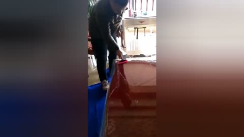 安徽的单亲父亲,为了给两个孩子更好的生活和教育,辞掉工厂工作,坚持家具贴膜3年,